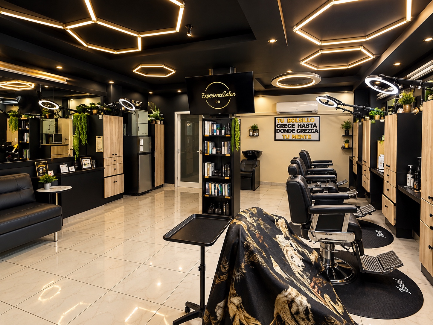 Interior y exterior de Experience Salon PR